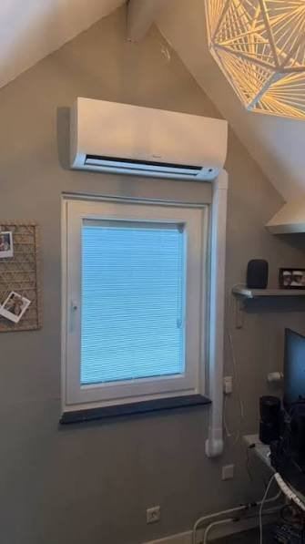 Airco-binnenunit in een dakkamer