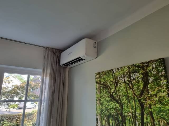 Airco-binnenunit in een woonkamer