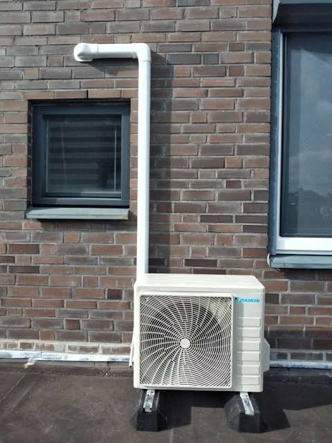 Daikin-buitenunit aan de gevel