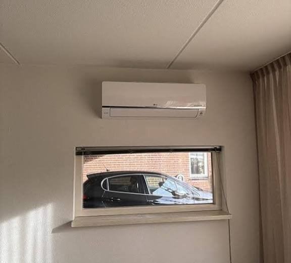 LG-binnenunit boven een raam