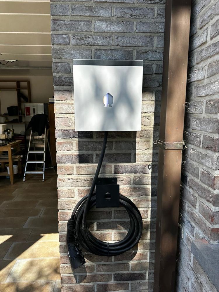 Laadpaal aan de oprit van een woning