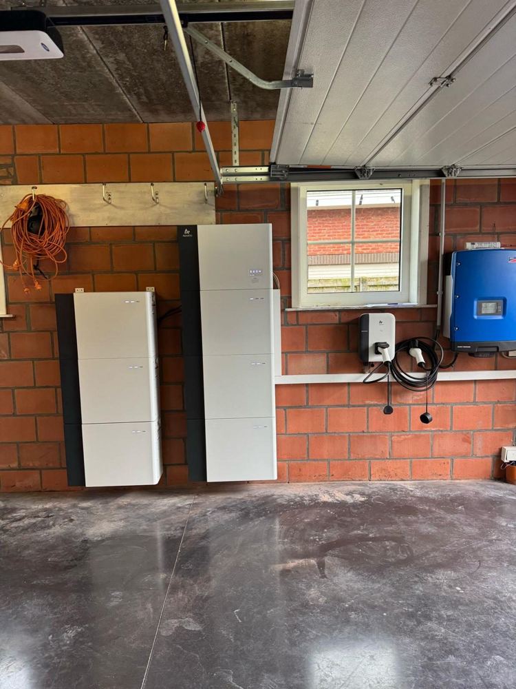 AlphaESS-thuisbatterij gecombineerd met laadpaal in garage