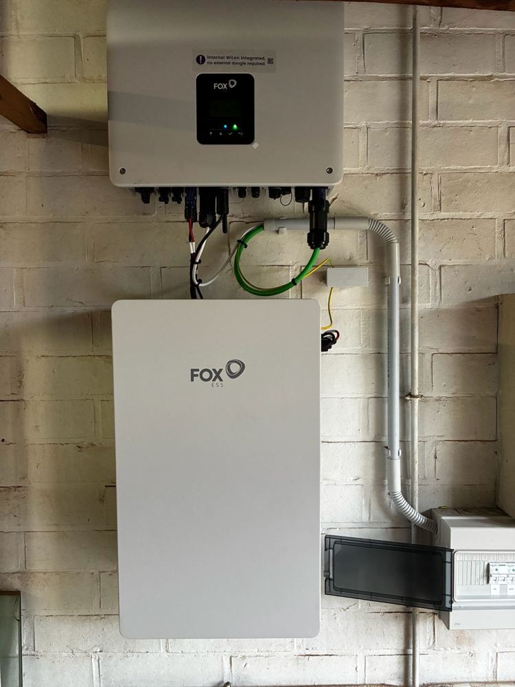 FoxESS-thuisbatterij met omvormer aan de wand