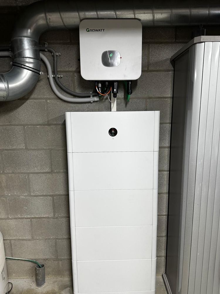 Growatt-thuisbatterij met hoge batterijtoren