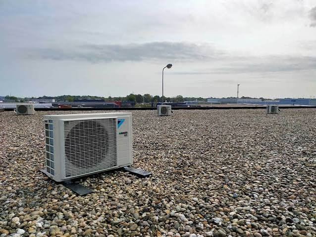 Daikin-buitenunits op een plat bedrijfsdak