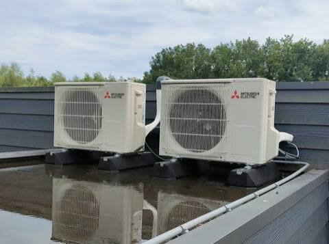 Mitsubishi Electric-buitenunits op een bedrijfsdak