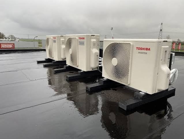 Toshiba-buitenunits op een plat bedrijfsdak